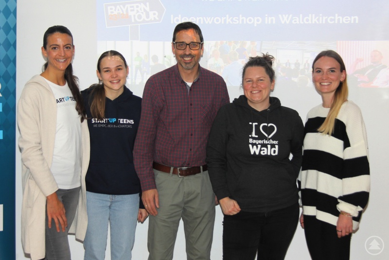 Freuen sich über den gelungenen Auftakt der STARTUP TEENS Bayerntour: Sara Rapsch und Johanna Wiesheu (STARTUP TEENS Netzwerk e.V.), Albrecht Müller (Johannes Gutenberg Gymnasium), Stephanie Fichtl (GreG FRG) und Mareike Gibis (Berufsfachschule für Hotel- und Tourismusmanagement).