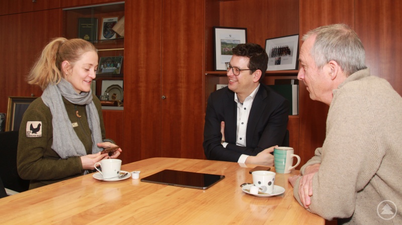 Naturpark-Rangerin Carina Kronschnabl, Bürgermeister Martin Pichler (Mitte) und der Abteilungsleiter für Forsten, Wolfgang Kreuzer, fanden schnell viele Schnittstellen im Bereich der Marktgemeinde