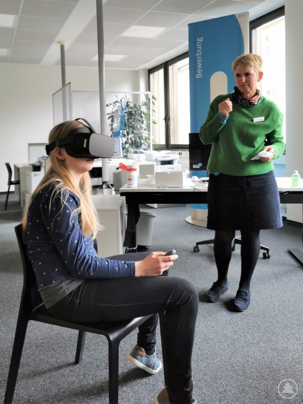 Karin Ellinger im BIZ mit einer Schülerin mit VR-Brille