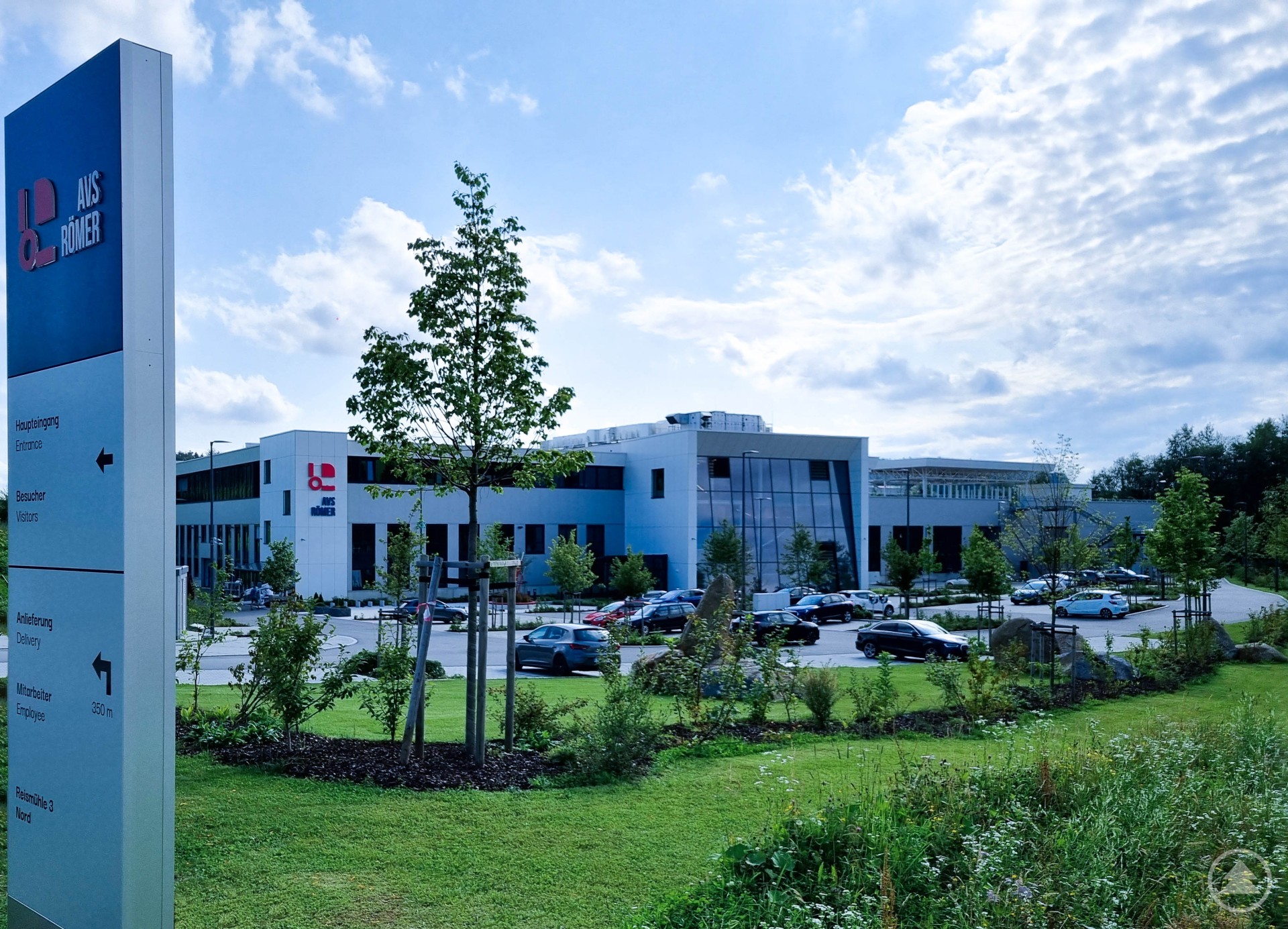 Mit dem Erweiterungsbau schafft AVS Römer am Firmenhauptsitz in Grafenau Platz für 600 Mitarbeiter.