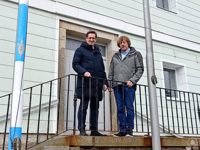 Das "alte Zollhaus" in Philippsreut bedarf einer umfassenden Sanierung: Bürgermeister Helmut Knaus (re.) führte MdL Dr. Stefan Ebner (li.) durch die Räumlichkeiten.