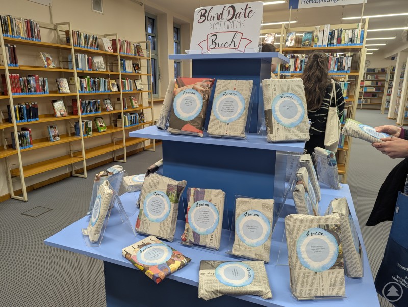 Ob eine große Bücherliebe beim Blind Date mit einem Buch - Aktion in der Stadtbibliothek Deggendorf zur bundesweiten Nacht der Bibliotheken