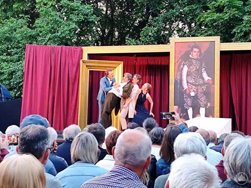 Mit „Der eingebildete Kranke“ brachte das Ensemble eine der bekanntesten Komödien Molières auf die mobile Bühne. Schauspielerinnen und Schauspieler führen vor einem großen Publikum eine lebhafte Szene mit viel Körpereinsatz auf einer Freiluftbühne auf.