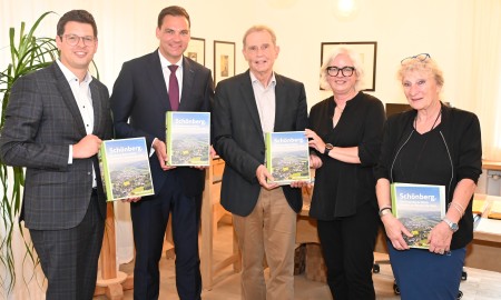 Historisch, korrekt und lesenswert – Schönberger Chronik überreicht