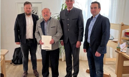 Franz Schmid von Landrat Sebastian Gruber für 50 Jahre als Feldgeschworener geehrt
