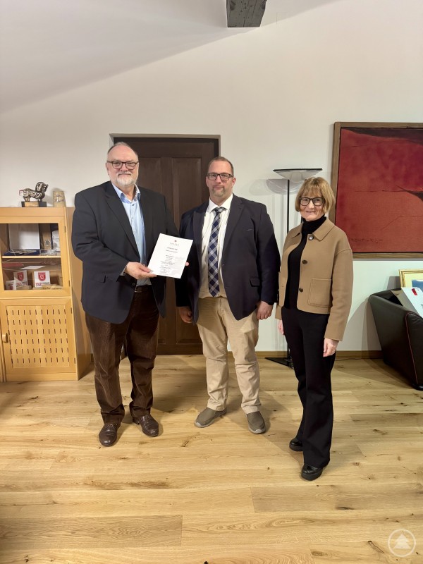 Drei Personen stehen in einem Amtszimmer. Links Oberbürgermeister Jürgen Dupper, der eine Urkunde überreicht, in der Mitte Michael Walch, rechts Ordnungsreferentin Karin Schmeller. Alle blicken in die Kamera. Oberbürgermeister Jürgen Dupper (links) überreicht Michael Walch die Urkunde zur Ernennung als Örtlicher Einsatzleiter. Rechts im Bild Ordnungsreferentin Karin Schmeller.