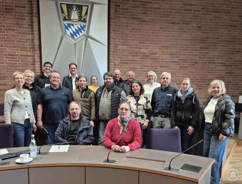 Ein Teil der Netzwerkpartner nach dem Treffen im Landratsamt (vorne rechts sitzend Organisatorin Martina Neumeier). Eine Gruppe regionaler Erzeuger und Direktvermarkter steht gemeinsam im Sitzungssaal des Landratsamtes Straubing-Bogen. Vorne sitzt Organisatorin Martina Neumeier an einem Konferenztisch mit Mikrofon, während die Teilnehmer hinter ihr für ein Gruppenfoto posieren.