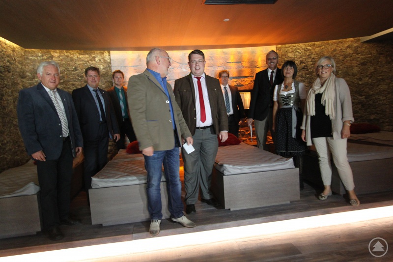 Begeisterung bei der Betriebsbesichtigung: Etwa fünf Millionen Euro investierten Wolfgang Geiger (vorne, Mitte, links.) und Anita Geiger (2.v.r.) heuer schon in den Bodenmaiser Hof. Dass die Hotels im Landkreis locker mit Hotels in anderen Urlaubsregionen mithalten und sie vielleicht sogar toppen können, betonten Landrat Michael Adam, (vorne, Mitte, rechts), ARBERLAND REGio GmbH-Geschäftsführer Herbert Unnasch (hinten, v.l.), der Bodenmaiser Bürgermeister Joli Haller, Wirtschaftsförderer Markus König, Regionalmanager Stephan Lang. Dr. Jürgen Weber von der Regierung von Niederbayern und Tourismusreferentin Susanne Wagner.