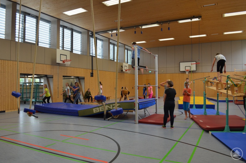 Sportliche SchülerInnen beim Bewältigen des Parcours.