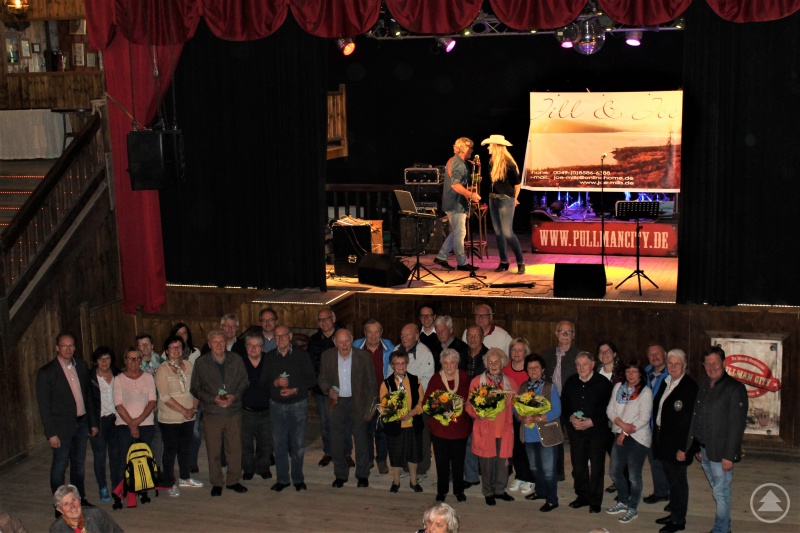 Bürgermeister der Ilzer Land Kommunen, Seniorenbeauftragte und Beauftragte für Menschen mit Handicap freuten sich über den schönen Nachmittag und überreichten den ältesten Teilnehmern kleine Präsente.