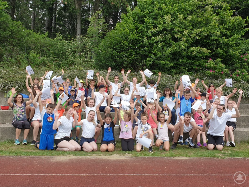 Die Schüler der Grundschule Ringelai (3. und 4. Klasse) mit den P-Seminarmitgliedern.