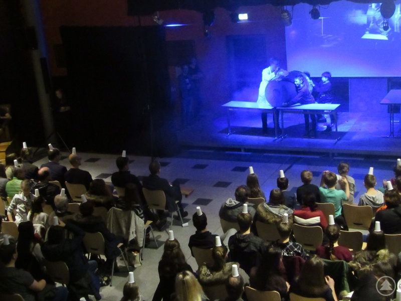 Hier lernten die Becher das Fliegen! Mitmachen war angesagt, als zum Abschluss der Veranstaltung, eine besonders präparierte Tonne zum Einsatz kam.