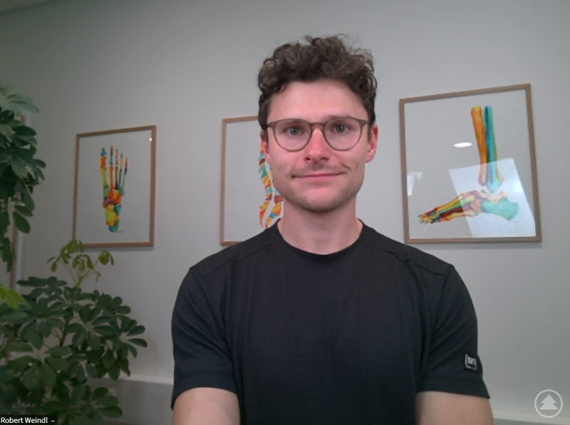 „Bewegte Pausen“ – so geht´s: Die Mitarbeiter des Kreis-Caritasverbandes FRG im Video-Coaching bei Robert Weindl (Praxis Wohlleben).