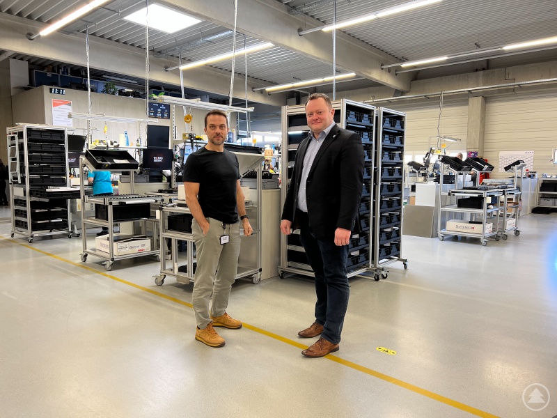 v.L. Chistoph Maier (Vorstand Thomas-Krenn.AG) und Stefan Behringer (Sprecher der Wirtschaftsjunioren Niederbayern) tauschen sich in der Produktion aus.