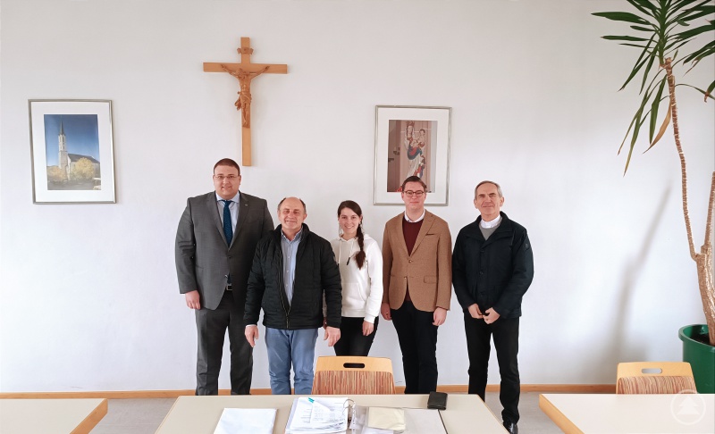 Die neu gewählte Vorstandschaft des Freyunger Pfarrgemeinderates: (v. links n. rechts) Stellvertretender Vorsitzender Christoph Weishäupl, Vorsitzender Josef Geis, stellvertretende Vorsitzende Theresa Friedsam, Schriftführer Maximilian Sammer und Stadtpfarrer Magnus König.