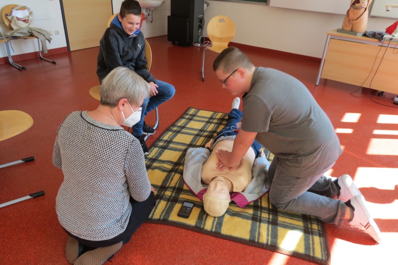 Die Boys beim Reanimieren in der Berufsfachschule für Pflege des Bezirksklinikums Mainkofen