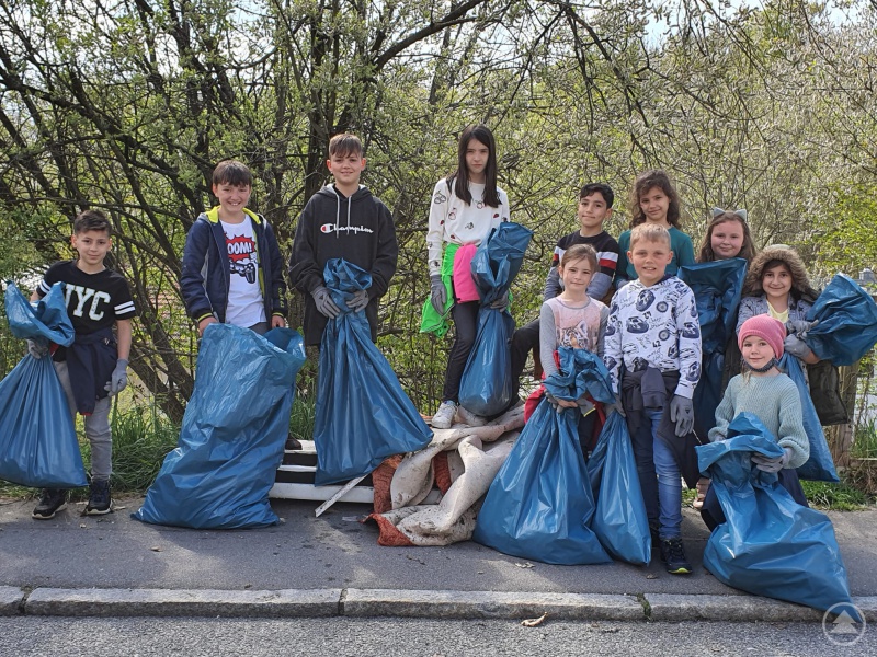 Waren fleißig am Müllsammeln - Die Schulkinder der Hans-Carossa-Grundschule