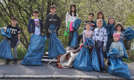 Schulkinder und Bachpaten räumen auf