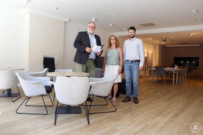 Nach dem gelungenen Umbau freut sich Oberbürgermeister Jürgen Dupper (von links) mit Claudia Bachl und Nikolaus Schröpf, die für das Haus der Generationen zuständig sind, auf die baldige Eröffnung.