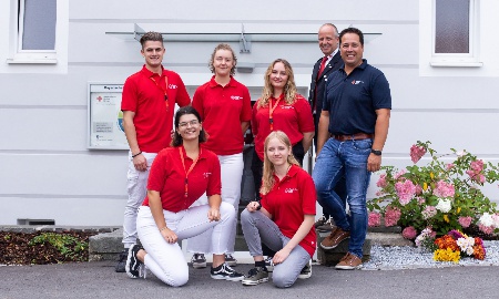 Junge Studenten informieren die Landkreisbewohner zu Hause über die Rotkreuz-Arbeit im Landkreis Freyung-Grafenau