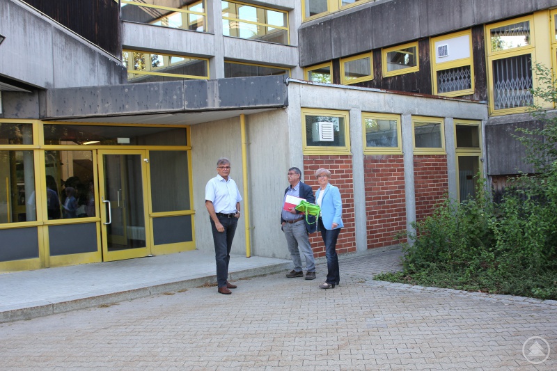 Landrätin Rita Röhrl mit Schulleiter Joachim Schmitt (li.) und Gebäudemanager Siegfried Gigl.