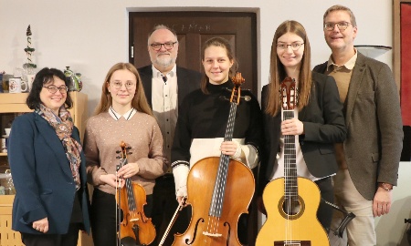Auersperg-Gymnasiasten bescheren musikalische Weihnachtsgrüße