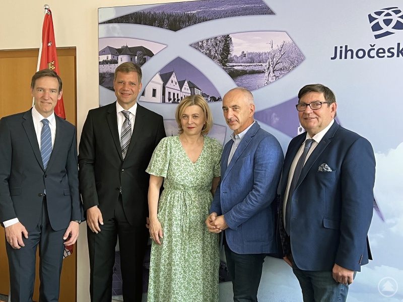 Tauschten sich aus: Von links Regierungspräsident Rainer Haselbeck, Bezirkstagspräsident Dr. Olaf Heinrich, Generalkonsulin Dr. Ivana Červenková, Kreishauptmann Dr. Martin Kuba und sein Stellvertreter Pavel Hroch.