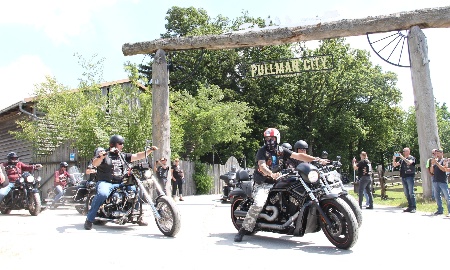 Heiße Maschinen, laute Motoren und beste Partystimmung - Großes Harley-Treffen in der Westernstadt