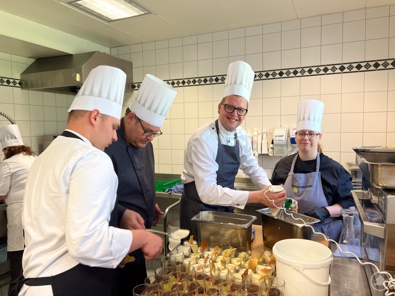 Axel Kraus bei der Zubereitung der Speisen mit den fleißigen Helfern und Küchenmeister Amauri Thalhammer.
