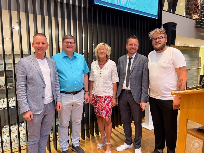 Sie freuen sich über die große Resonanz bei der Auftaktveranstaltung der Vereine. V.L. Initiator Johannes Huber vom Modehaus Garhammer, der Vereinsberater Karl Bosch, die stellvertretende Landrätin Hilde Greiner, Waldkirchens Bürgermeister Heinz Pollak und der Vereinsbeauftragte von Waldkirchen Josef Süße