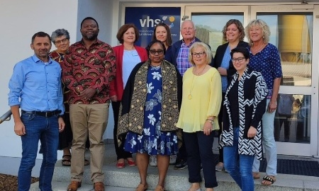 Volkshochschule empfängt Besuch aus Tansania