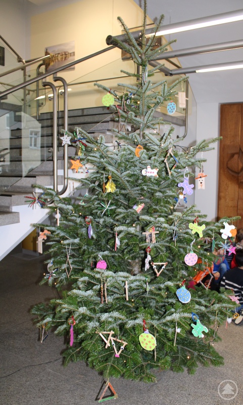 Der liebevoll geschmückte Weihnachtsbaum im Eingangsbereich der Arbeitsagentur Passau.