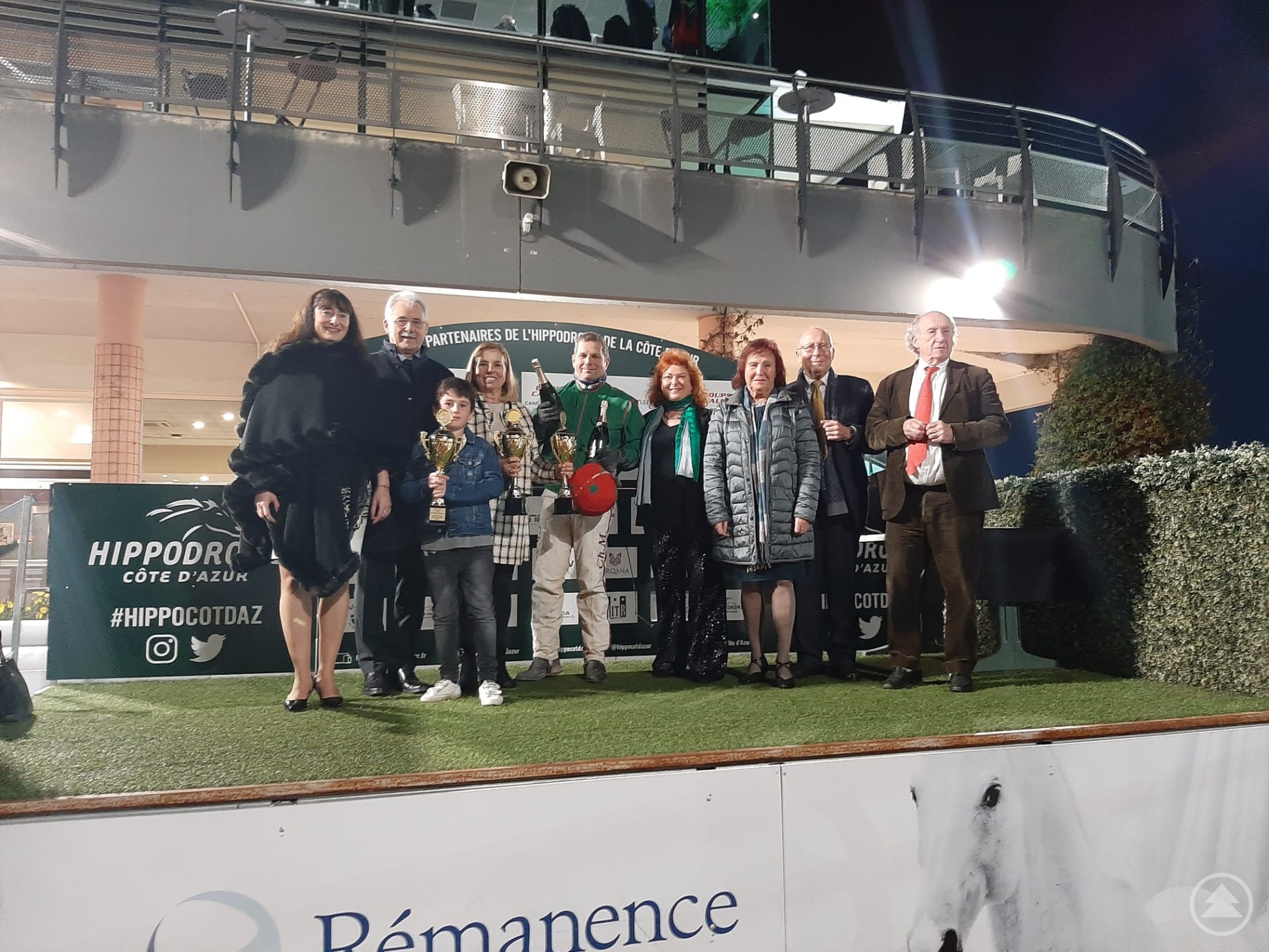 Stadträtin Laurence Trastour (von links), Bürgermeister Louis Nègre, die weitere  Stellvertreterin des Oberbürgermeisters Erika Träger (4. v. r.) sowie die beiden  Präsidenten der Partnerschaftsvereine Heidi Weber (3. v. r.) und Philip Bousquet (2.  v. r.) überreichten unter anderem dem siegreichen Ch. Martens einen Pokal.