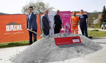 Da kommt Licht in den Boden - Glasfaserstandard im Markt Schönberg rückt bis auf die Höfe vor