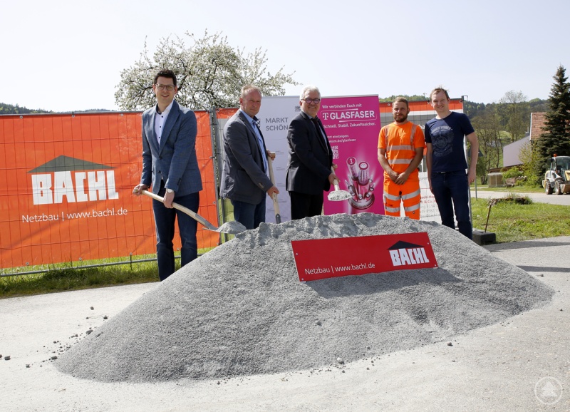 Bürgermeister Martin Pichler (v.l.) und Breitbandpate Helmut Hörtreiter griffen mit Markus Münch von der Telekom zu den „feierlichen Spaten“, damit Kapo Daniel Eisner und Heinrich Rennert von der Firma Bachl schwereres Gerät auffahren können.