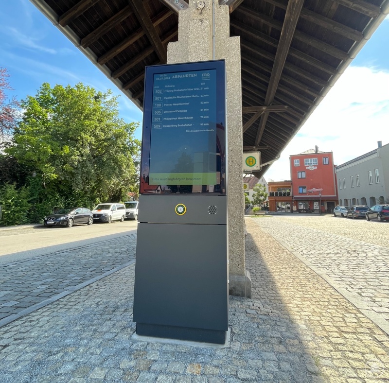 Neben dem Busbahnhof in Waldkirchen (Foto) wurden auch bereits an den Busbahnhöfen in Freyung und Grafenau die neuen Stelen, mit den sich ständig aktualisierenden Ankunftszeiten der Busse, aufgestellt.