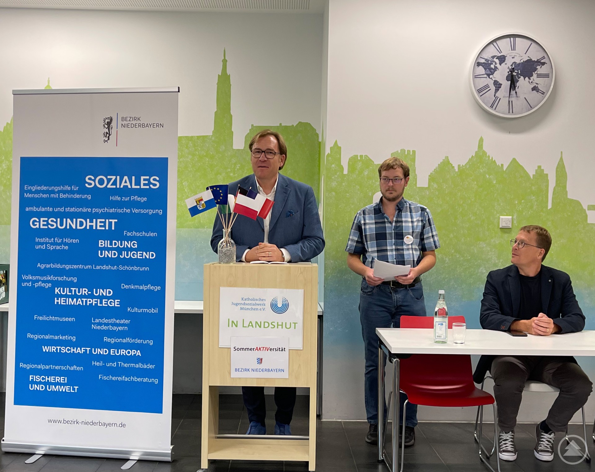 Bezirkstagsvizepräsident Dr. Thomas Pröckl (links) begrüßte die Teilnehmer im Namen des Bezirks Niederbayern. Ebenfalls sprachen Ludwig Weber, Gesamtleiter des Katholischen Jungendsozialwerks (rechts) und Michael Bock.