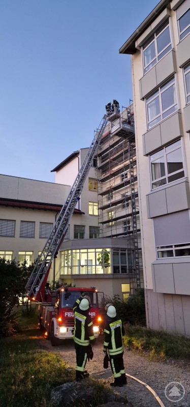 Die Drehleiter der FFW Grafenau im Einsatz bei der Rettung von drei Personen.