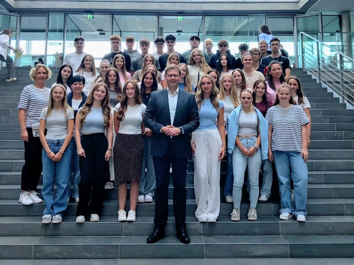 Die Grafenauer Realschüler der Klassen 10 b und 10d trafen auf ihrer Abschlussfahrt nach Berlin auch „ihren“ Bundestagsabgeordneten Thomas Erndl.