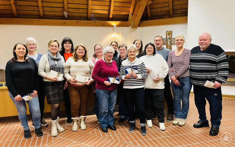 Eine ganze Reihe von engagierten Tagesmüttern und -vätern schenkt schon seit zehn oder mehr Jahren Kindern Geborgenheit und Fürsorge. Sie wurden im Rahmen des Jahrestreffens ausgezeichnet. Helga Töpfl (6. von rechts) ist schon seit 24 Jahren als Kindertagespflegeperson tätig. Eine ganze Reihe von engagierten Tagesmüttern und -vätern schenkt schon seit zehn oder mehr Jahren Kindern Geborgenheit und Fürsorge. Sie wurden im Rahmen des Jahrestreffens ausgezeichnet. Helga Töpfl (6. von rechts) ist schon seit 24 Jahren als Kindertagespflegeperson tätig.