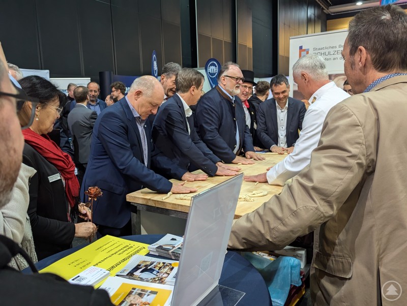 Hier werden frische Brezen gerollt: Rundgang über das Messegelände mit Oberbürgermeister Jürgen Dupper 