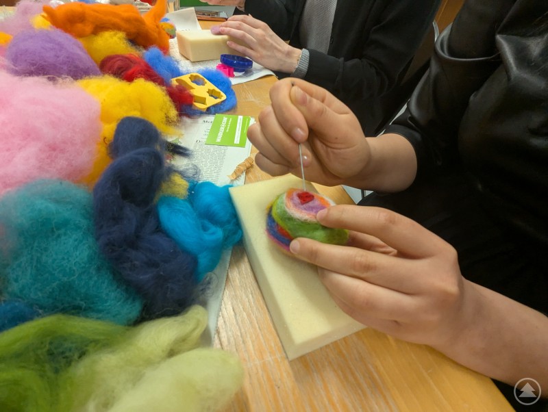 In der bundesweiten Nacht der Bibliotheken wurde nicht nur fleißig gelesen, sondern auch gefilzt Mitarbeiterin der Stadtbibliothek Deggendorf filzt ein Osterei beim Silent-Reading-Event