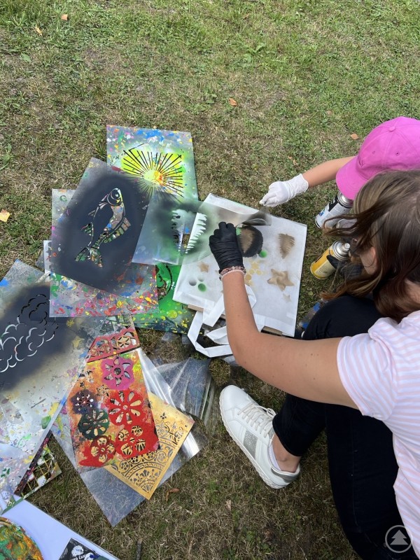 Mit den eigens angefertigten Schablonen konnten die Kinder und Jugendlichen ganz spielerisch eigene Kunstwerke erschaffen.