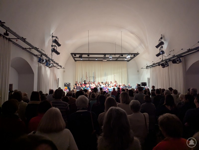 Wenn sich das Publikum zu stehenden Ovationen hinreißen lässt, dann ist klar: Das Konzerterlebnis hat gefallen. Stehende Ovationen des Publikums beim Chor-Konzert im Deggendorfer Kapuzinerstadl