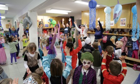 Ein Kindergarten geht auf Tauchstation: Bunte Faschingsfeier im Hafenbr&auml;dl