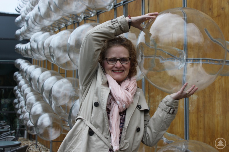 „Wir wollen den Leuten vom Wald das Beste nahe bringen und mit unserem Netz an Leuchttürmen zeigen, dass die Ferienregion Nationalpark Bayerischer Wald ein einzigartiges Urlaubsziel ist", sagt Monika Dombrowsky, Geschäftsführerin der Ferienregion. Miteinander sollen Besonderheiten aus der ganzen Region wie die Gläsernen Gärten oder das Glasmuseum in Frauenau noch gezielter beworben werden. Foto: Ebner