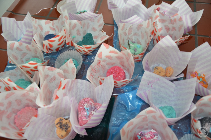 In Chemie wurden von den Viertklässlern farbige Badekugeln selbst erstellt.