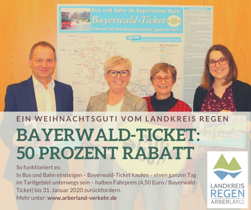 Landrätin Rita Röhrl (2.v.li.) stellte das ÖPNV-Weihnachtsguti zusammen mit Büroleiter Günther Weinberger, der Sachgebietsleiterin Teresa Seifert (re.) und Christina Wibmer vor.