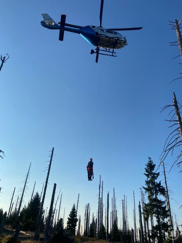 Die Patientin wird mit einem Luftretter zum Heli aufgewincht
