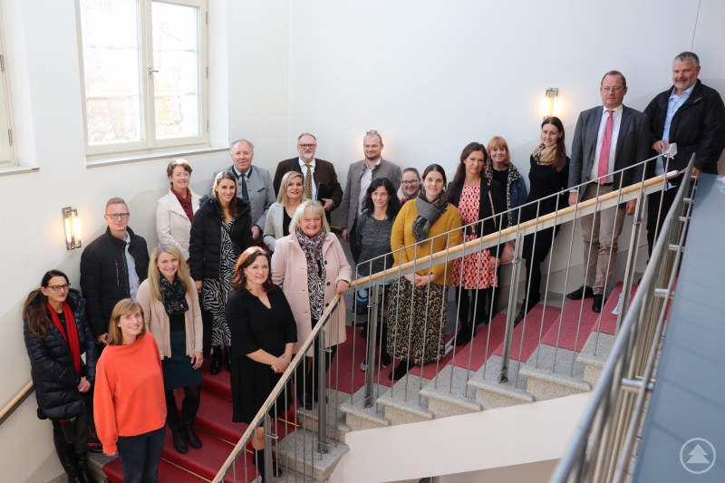 Oberbürgermeister Jürgen Dupper (hinten Mitte) begrüßte gemeinsam mit Schulamtsdirektor Werner Grabl (4. von links hinten), Personalratsvorsitzende der Schulen im Schulbezirk Passau Rosa Hansbauer (vorne Mitte), Schulreferent Dr. Bernhard Forster (2. von rechts) und Franz Kessel (1. von rechts), Dienststellenleiter Schulen- und Sportamt, die neuen Lehrkräfte im Schulamtsbereich der Stadt Passau.